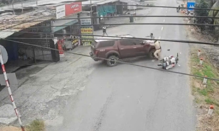 Tài xế xe bán tải liều lĩnh húc ngã mô tô đặc chủng của CSGT rồi bỏ trốn