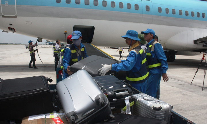 Hậu trường xử lý hành lý ký gửi ở sân bay và lý do vali hay bị bẹp méo, đến muộn