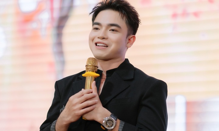 Nam MC 30 tuổi ra mắt 3 cuốn sách, làm tổng đạo diễn nhiều cuộc thi nhan sắc