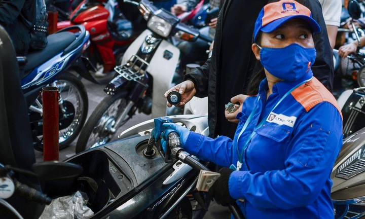 Giá xăng đồng loạt hạ hơn 500 đồng/lít, dầu diesel giảm mạnh hơn 1.000 đồng/lít