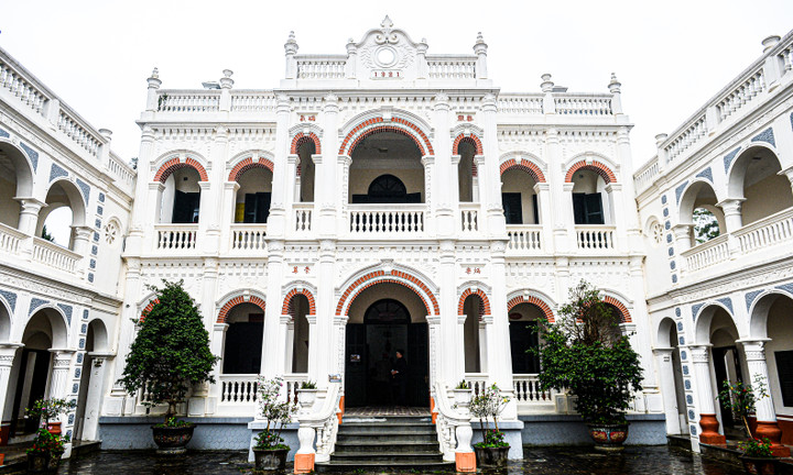 Dinh thự Vua Mèo khoác áo mới sau trùng tu, lộng lẫy giữa cao nguyên trắng