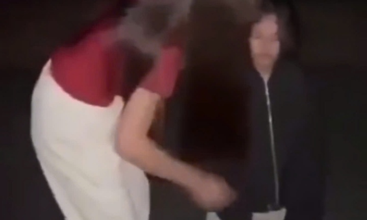 Xác minh vụ cô gái bị bắt quỳ, túm tóc hành hung trong đêm ở Quảng Trị