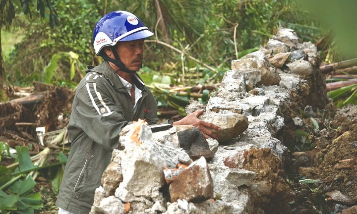 Ng­ười dân kể khoảnh khắc kinh hoàng khi đất sụt dưới chân, nước phun lên, đất rung lắc muốn nuốt chửng người