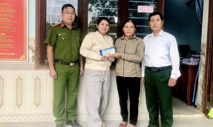 Phát hiện hàng nghìn USD trong túi đồ cứu trợ, người phụ nữ tìm khổ chủ trả lại