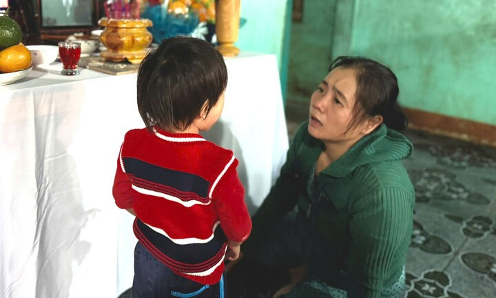 Người vợ trẻ ôm hai con nhỏ giữa căn nhà sau lũ: 'Sao anh nỡ bỏ mẹ con em…'