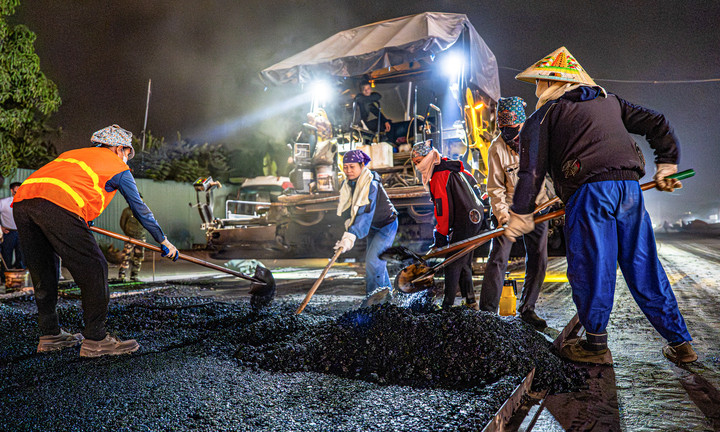 Vành đai 2,5 Hà Nội sáng đèn suốt đêm chạy đua về đích 