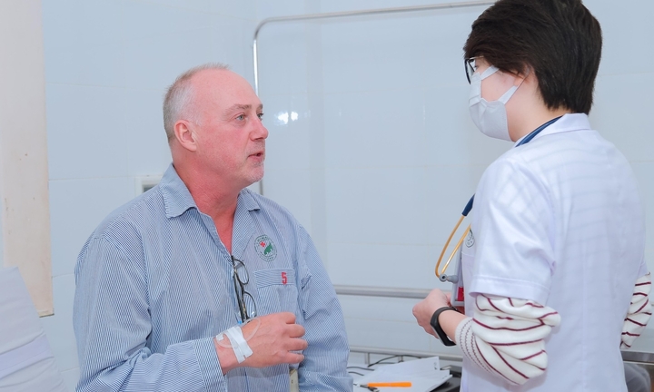 Điều trị nhiều lần ở châu Âu không khỏi, nam bệnh nhân bay từ Hà Lan sang Việt Nam để phẫu thuật nội soi