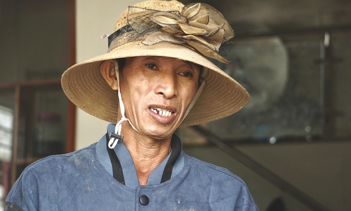 Chỉ kịp cứu chính mình, người đàn ông day dứt khi mất 3 người thân trong lũ