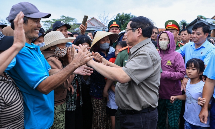 Thủ tướng Phạm Minh Chính thăm người dân tại 'rốn lũ' Đắk Lắk
