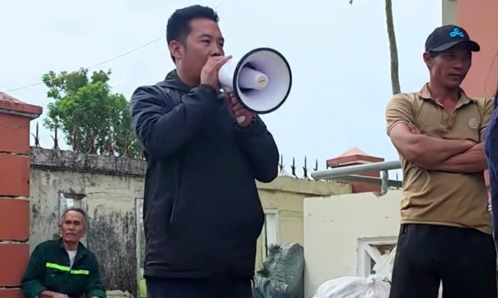 Trưởng thôn đi chân đất phát quà cứu trợ, không cần giấy vẫn nhớ tên 3.000 người dân