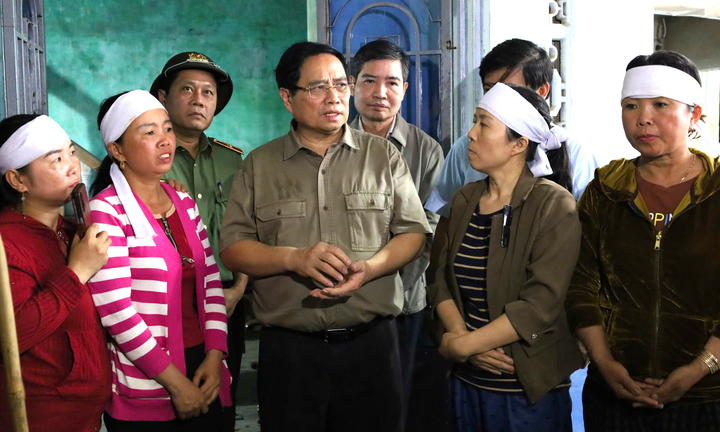 Thủ tướng thăm vùng rốn lũ Hòa Thịnh, động viên người dân vượt khó