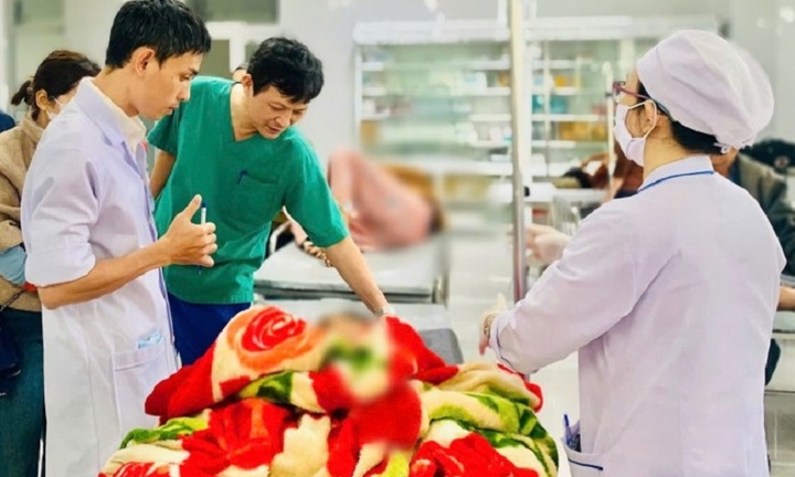 Bệnh viện ở Quảng Ngãi kích hoạt báo động đỏ cấp cứu 13 học sinh bị lật xe