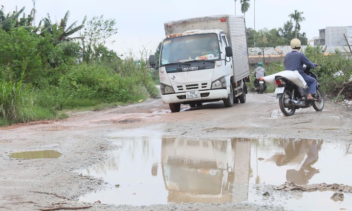 Ổ voi, ổ gà chi chít trên tuyến đường làm gần 1 thập kỷ chưa xong ở Quảng Ngãi