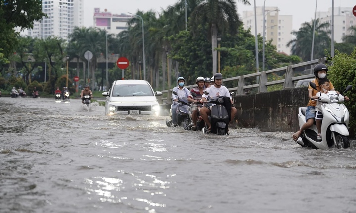 TP.HCM cảnh báo triều cường kết hợp mưa lớn gây ngập úng 