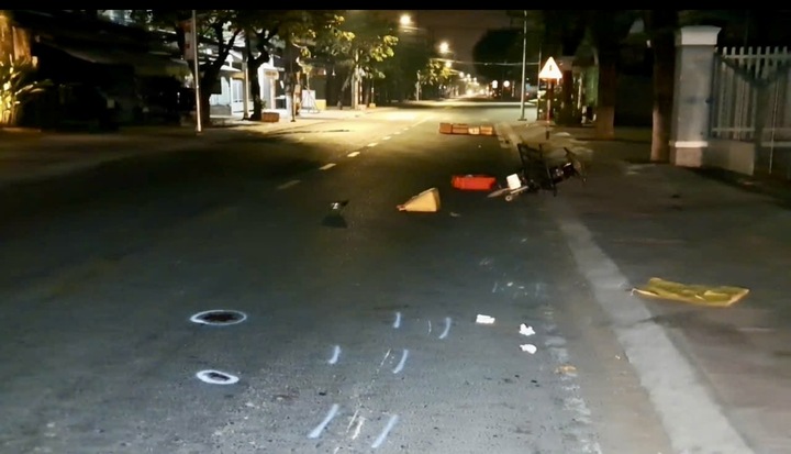 Xe máy tông người đàn ông nằm giữa đường, 2 người thương vong ở Đồng Tháp