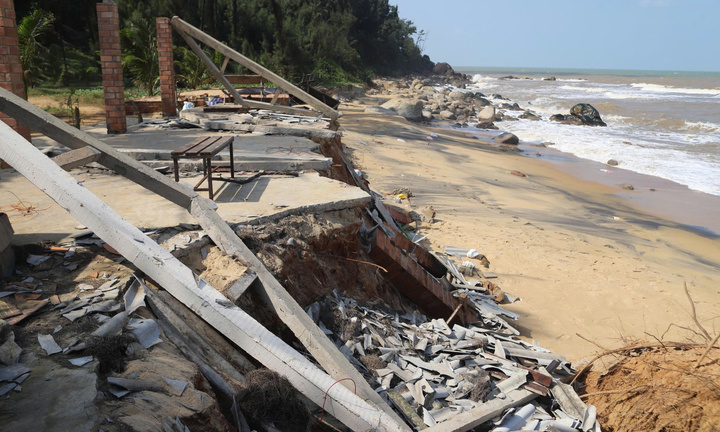 Bãi biển đẹp hoang sơ ở Huế tan nát, nguy cơ xoá sổ do thiên tai liên tiếp 
