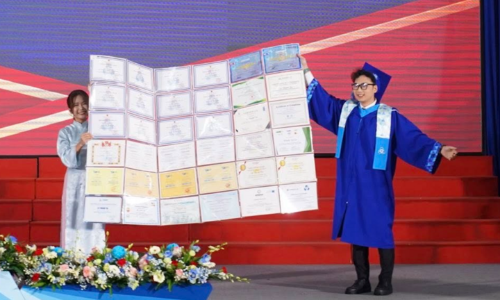 'Kho báu' của thủ khoa Bách khoa TP.HCM gây sốt tại lễ tốt nghiệp