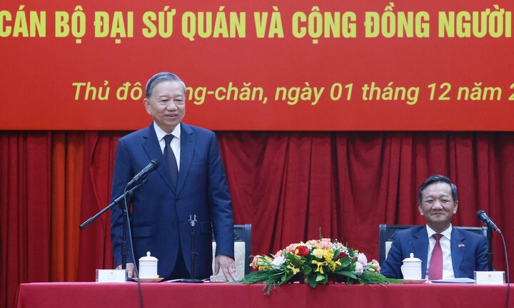 Tổng Bí thư Tô Lâm gặp gỡ cán bộ Đại sứ quán và cộng đồng người Việt Nam tại Lào