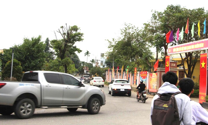 Ô tô ùn ùn né trạm thu phí, 'đại náo' các khu dân cư ở Đà Nẵng