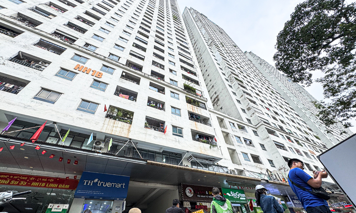 Bị cấm gửi xe điện, cư dân chung cư đông dân nhất Hà Nội phản đối dữ dội