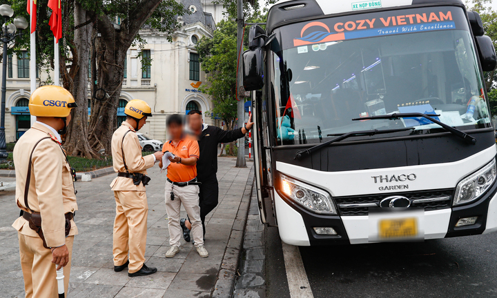 CSGT xử lý loạt xe khách du lịch dừng đỗ tuỳ tiện trên phố cổ Hà Nội