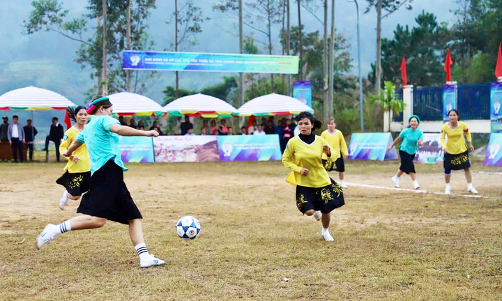 Về Bình Liêu xem phụ nữ vùng cao mặc váy đá bóng