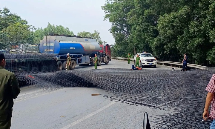 Cả trăm tấm lưới thép rơi từ xe đầu kéo trúng 2 người đi đường