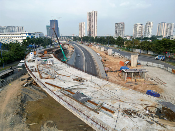 Nhiều lần bị 'tuýt còi' do chậm tiến độ, nút giao 3.400 tỷ TP.HCM hiện ra sao?