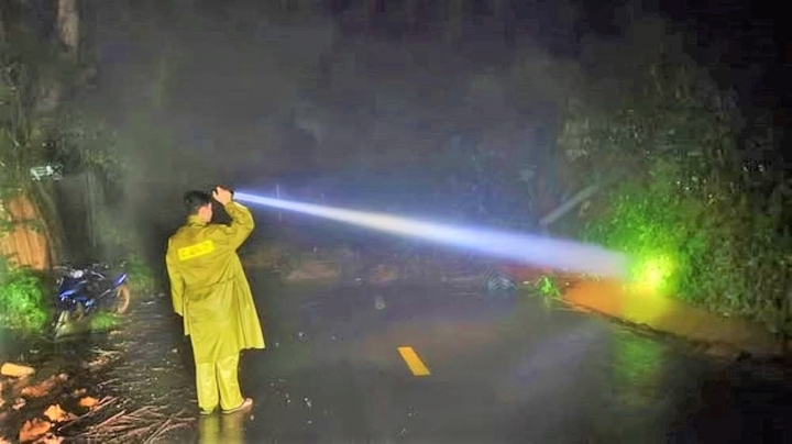 Đèo nối Đà Lạt với TP.HCM sạt lở trong đêm, cấm phương tiện 2 chiều