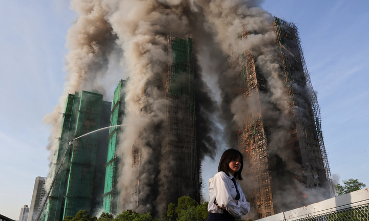 Hong Kong đồng loạt gỡ lưới che công trình sau vụ cháy chung cư kinh hoàng
