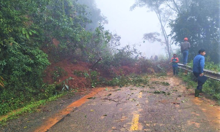 Đèo Gia Bắc ở Lâm Đồng xuất hiện thêm nhiều điểm sạt lở, hơn 20 ô tô mắc kẹt