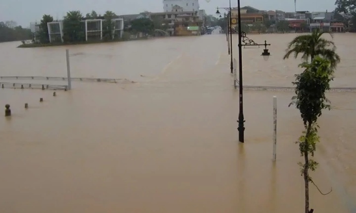 Bị tố không phát gạo cứu trợ lũ lụt vì 'ghét', tổ trưởng dân phố nói gì?