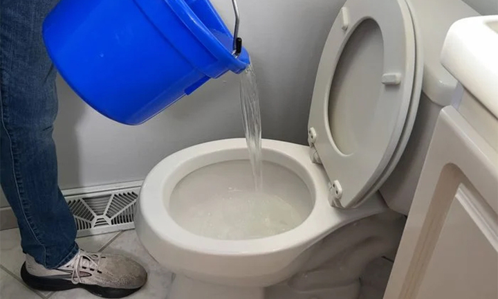 7 loại nước không nên đổ vào bồn cầu