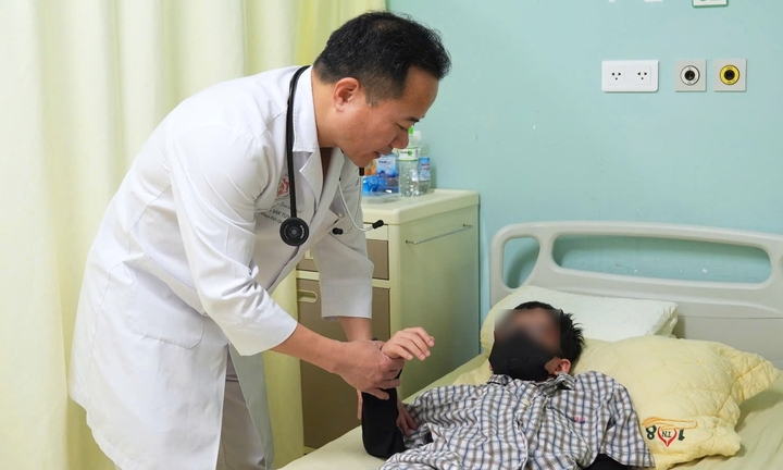 Cha mẹ bỏ qua các dấu hiệu cảnh báo, bé 14 tuổi bị đột qụy não giữa lớp học