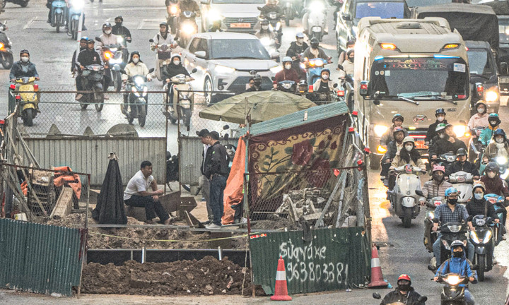 Lô cốt dày đặc giữa phố, người Hà Nội chật vật di chuyển trong làn đường hẹp