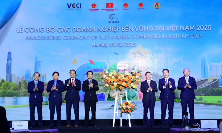 Công bố TOP 100 doanh nghiệp phát triển bền vững tại Việt Nam năm 2025