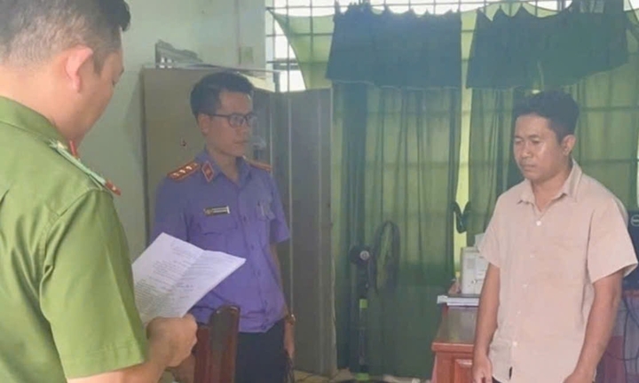 Bắt một cán bộ xã chiếm đoạt 500 triệu đồng tiền cứu trợ lũ