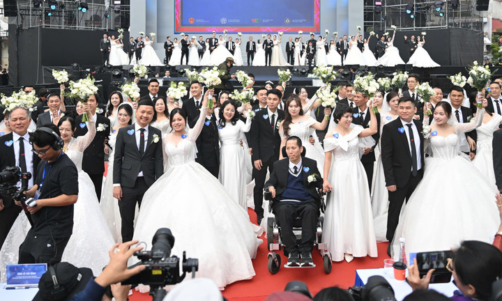 Khoảnh khắc 80 cặp uyên ương cùng tiến vào lễ cưới bên hồ Gươm