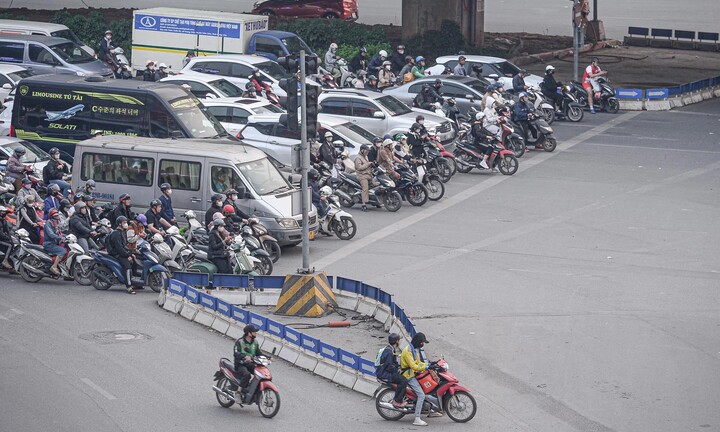 Người dân Hà Nội băn khoăn chọn cách di chuyển sau ngày 1/7/2026