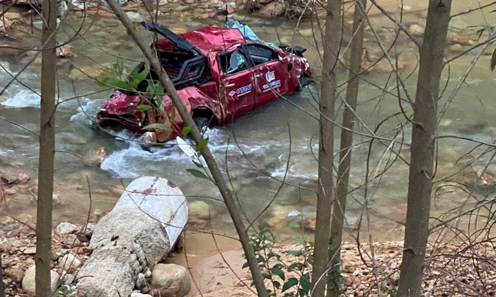 Xe tải mất phanh húc ô tô bán tải chở 4 người từ cao tốc xuống suối