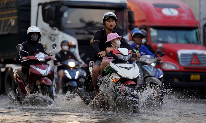 Triều cường đạt đỉnh giờ tan tầm, người TP.HCM lại bì bõm lội nước về nhà