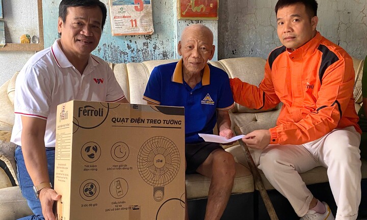 VOV tặng quà cho bà con vùng lũ Đắk Lắk