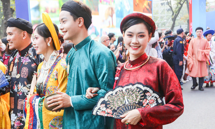 Choáng ngợp đám cưới thế kỷ 19 giữa lòng Hà Nội: 800 người diện Việt phục gây sốt phố đi bộ