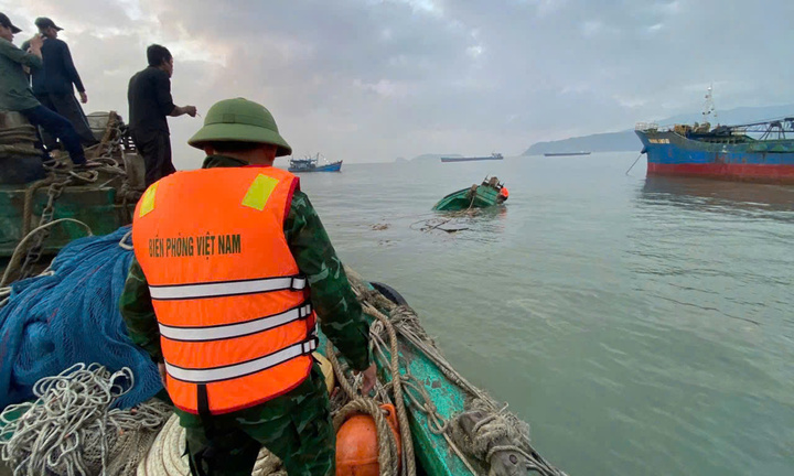 Tàu cá chìm lúc còn cách bờ 500 mét, 4 ngư dân may mắn được cứu sống