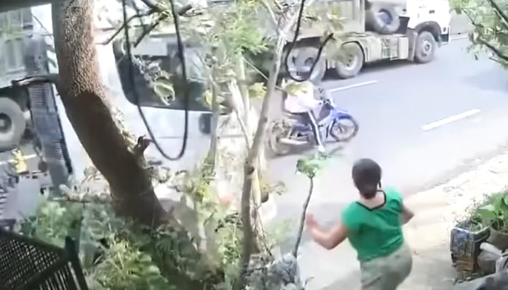 Khoảnh khắc thót tim chiến sĩ cảnh sát cứu nữ sinh trước đầu xe container