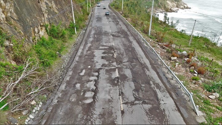 Đường ven biển đẹp nhất nối Gia Lai - Đắk Lắk dày đặc ổ voi, ổ gà sau mưa lũ