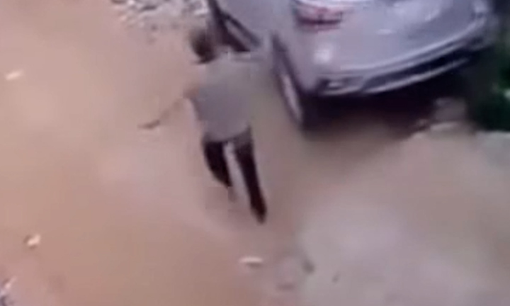 Tài xế quên kéo phanh tay, ô tô lao xuống sông ở Nghệ An