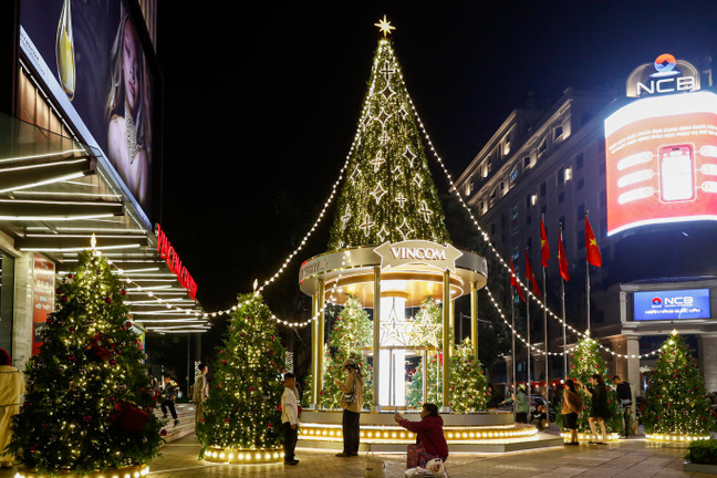 Trung tâm thương mại Hà Nội trang trí Giáng sinh bắt mắt, hút khách tham quan