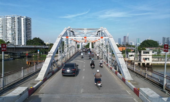  Sau lệnh cấm xe tải, giao thông qua cầu 120 tuổi ở TP.HCM ra sao?
