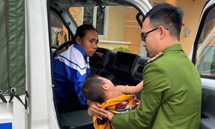 Công an dùng xe chuyên dụng đưa bé gái 1 tuổi đi cấp cứu 